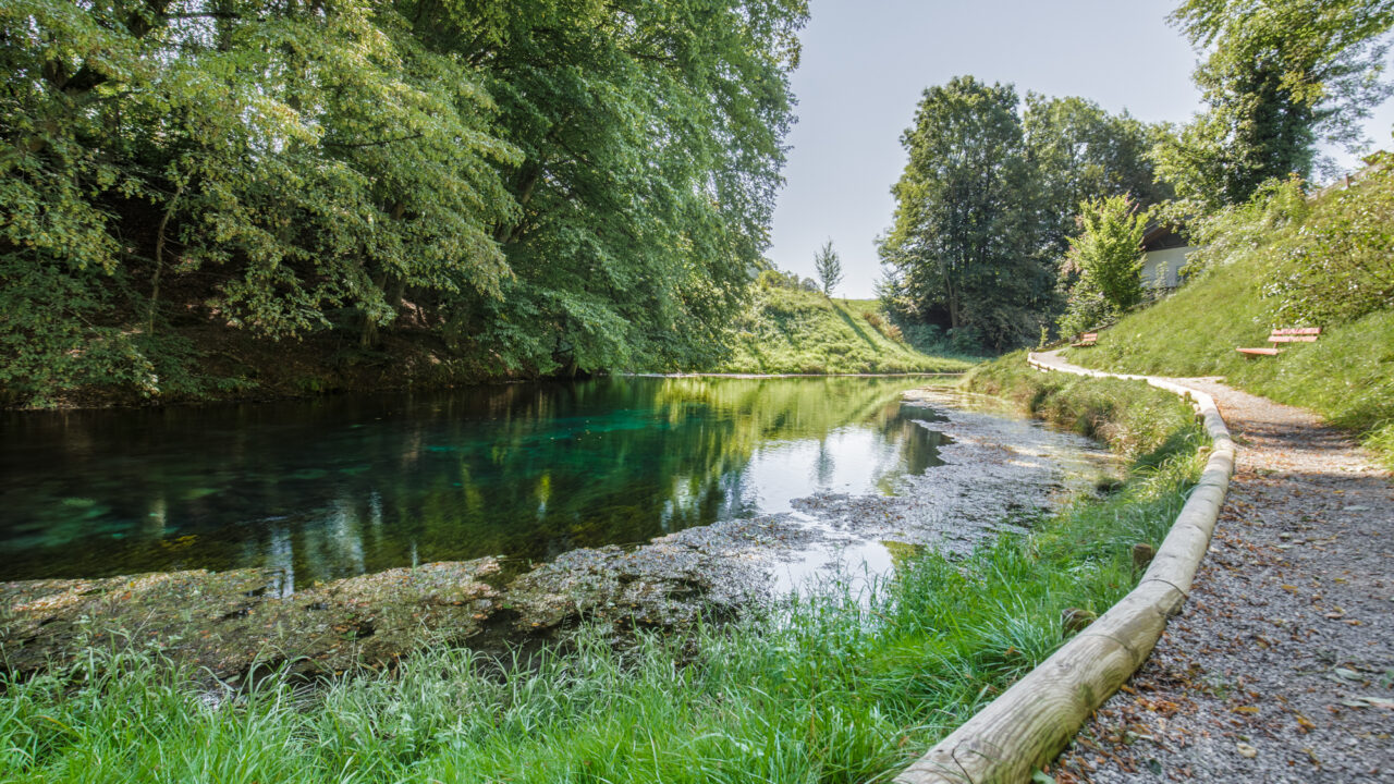Im Kufsteinerland in Tirol sprudelt die Blaue Quelle aus dem Boden