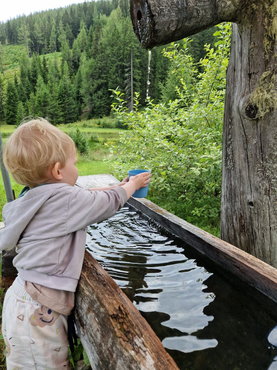 Auch kleine Kinder spielen gerne mit kaltem Wasser.