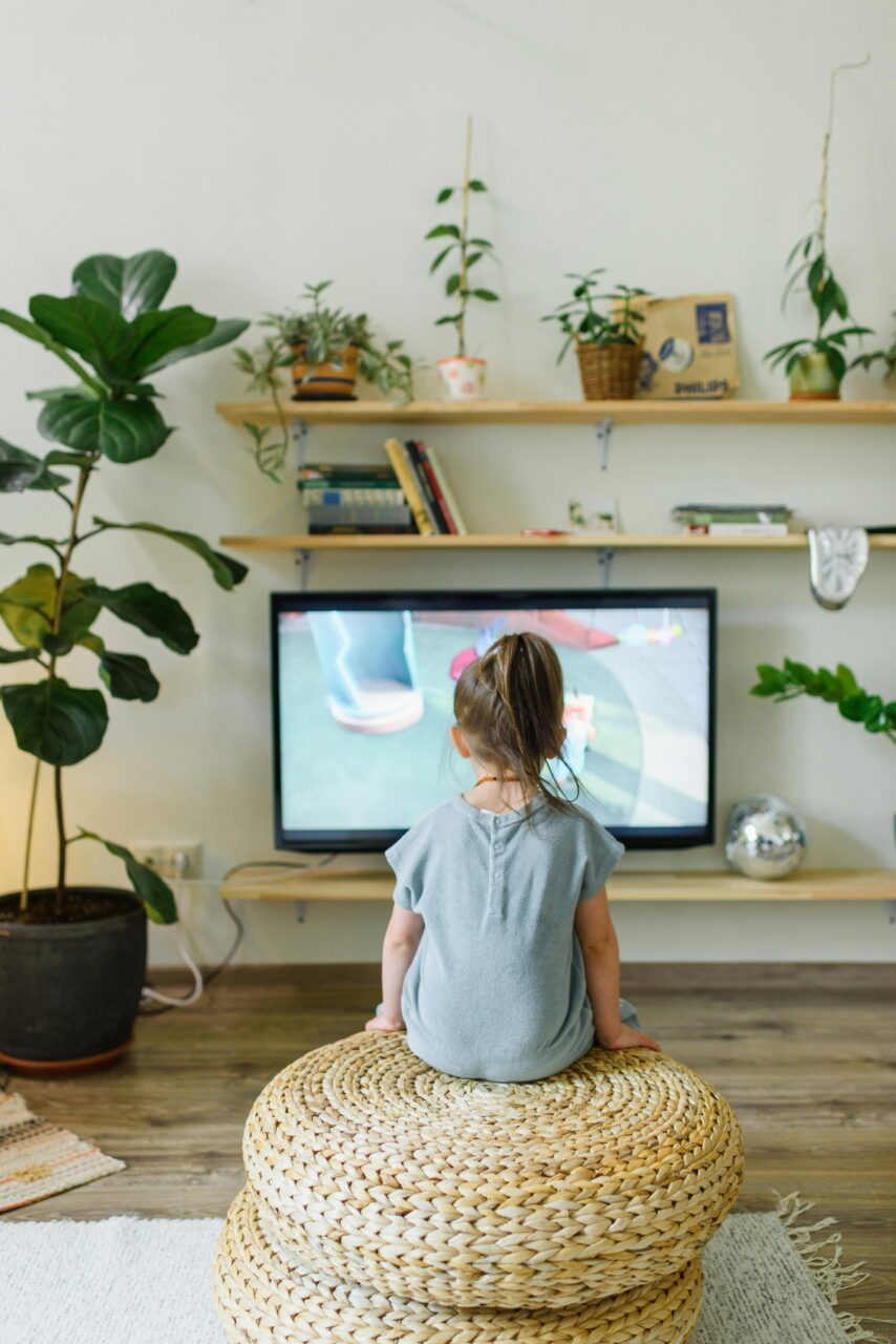 Mediennutzung wie z. B. Fernsehen sollte bei Kindern nie unbeaufsichtigt erfolgen