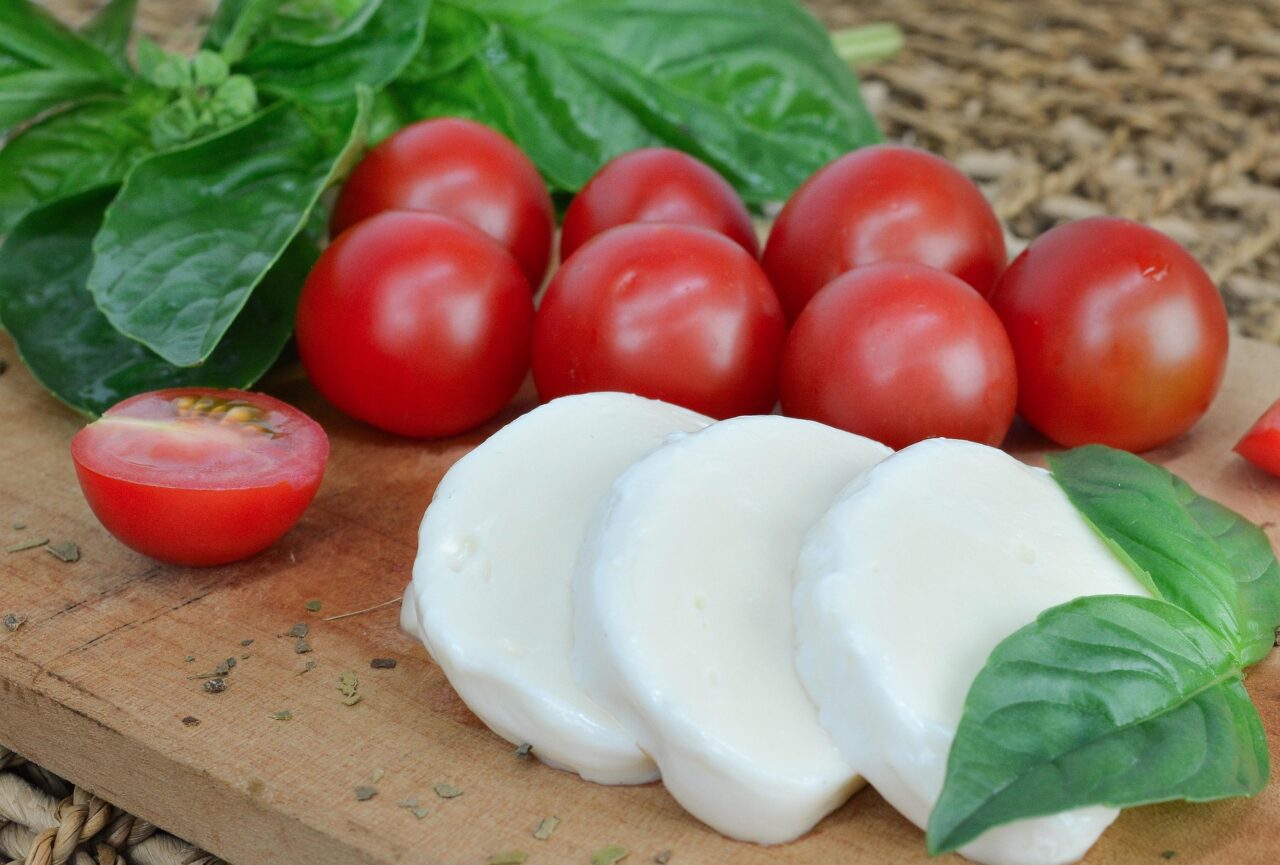 In Oberösterreich werden Büffel gezüchtet. Am Hof werden u. a. Büffelmozzarella und Büffelsalami hergestellt.