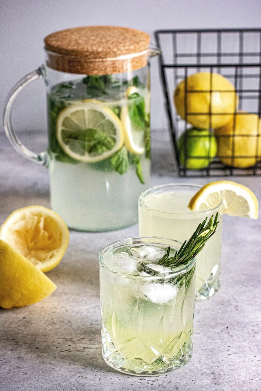 Selbstgemachte Limonade ist gesund, vitaminreich und schmeckt gut!