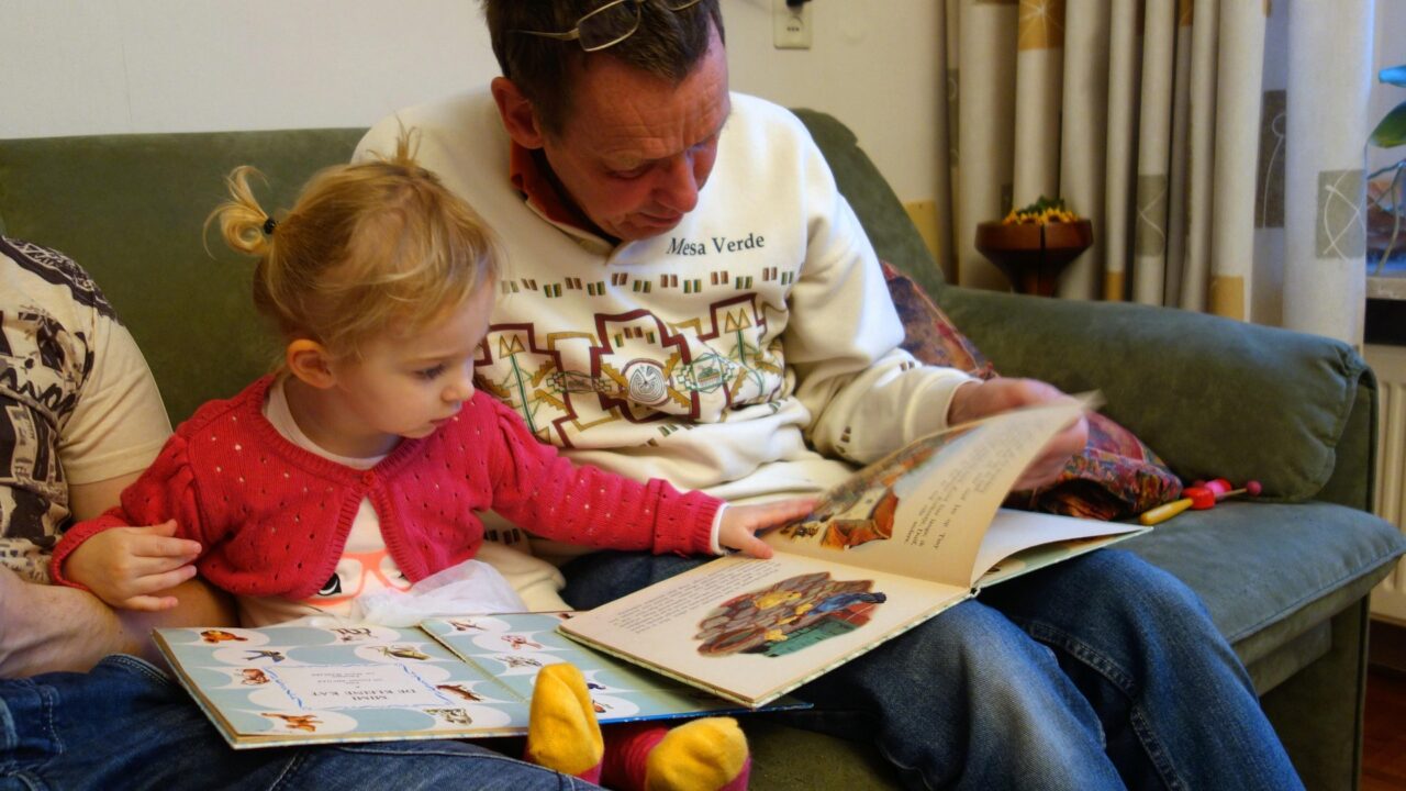 Gemeinsames Bücher-Anschauen bereitet die Kinder auf schwierige Situationen im Alltag vor, etwa wenn sie unter Schulangst leiden.