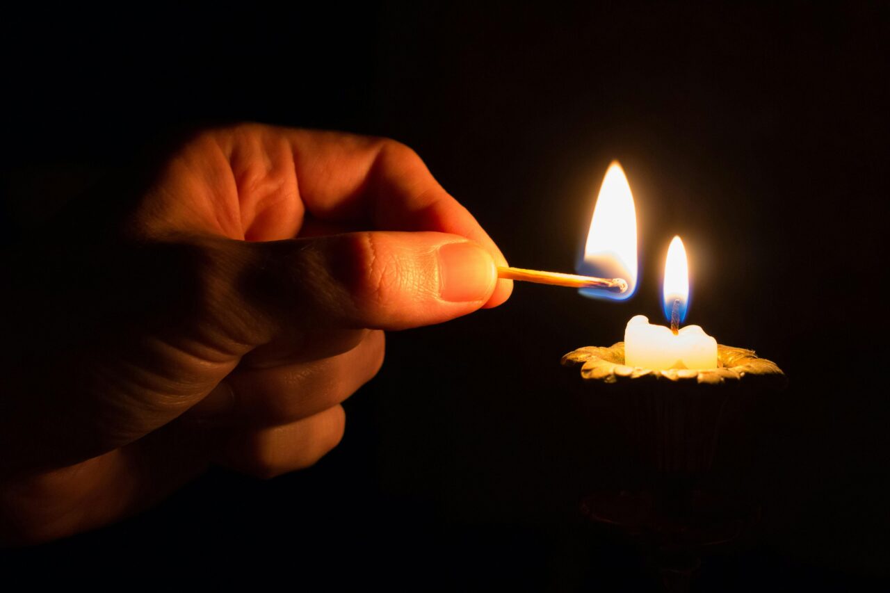 Kerze anzünden und die Besinnlichkeit zur Weihnachtszeit genießen