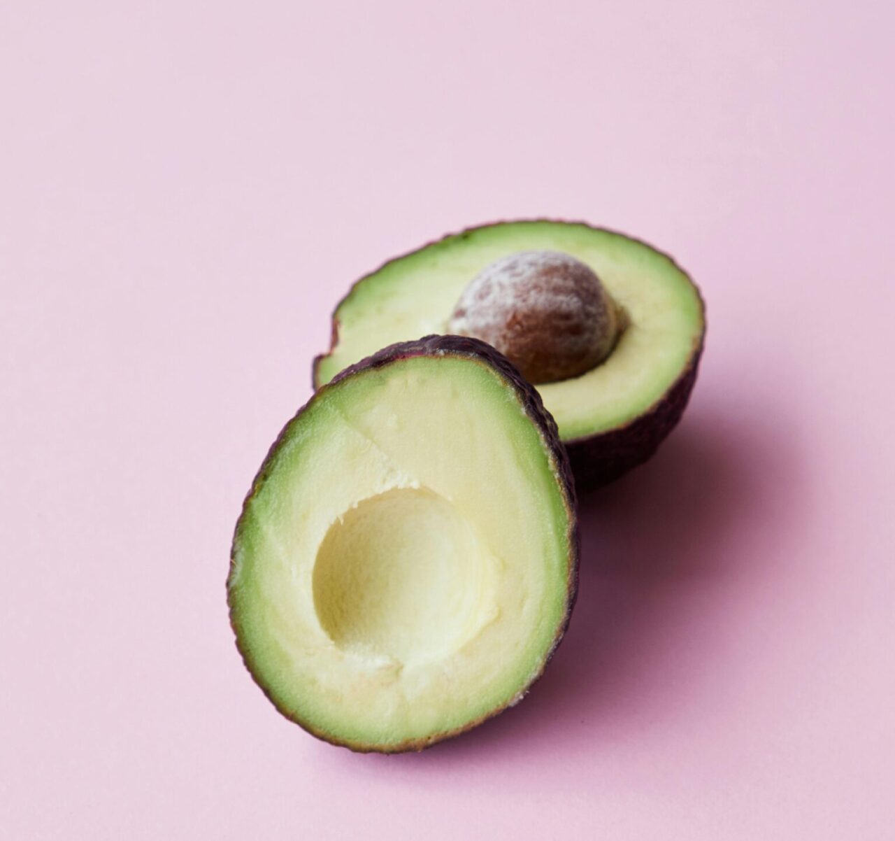Avocados sind ein wahres Superfood für die Haut und helfen bei Trockenheit und rissigen Stellen.
