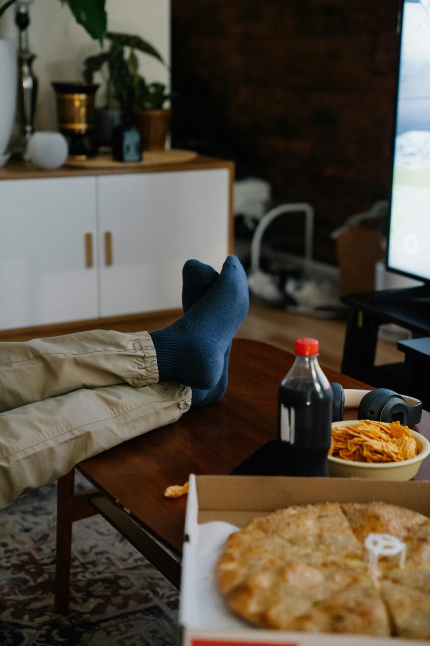 Oftmals aus purer Gewohnheit essen wir beim Fernsehen oder in anderen Situationen.