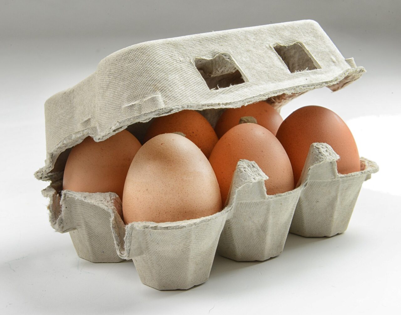 Gesunde Proteinquelle: Eier haben keinen Einfluss auf den Cholesterinspiegel und stecken voll hochwertigem Eiweiß.